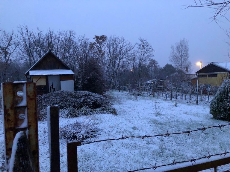 A kert és a kisház téli hangulatban